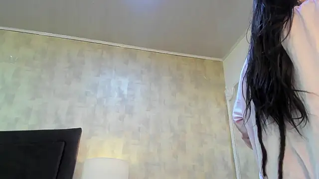 NahomyCarther online show from December 3, 2025, 3:47 am