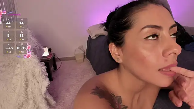  lucianapalmer online show from March 4, 2025, 6:50 pm