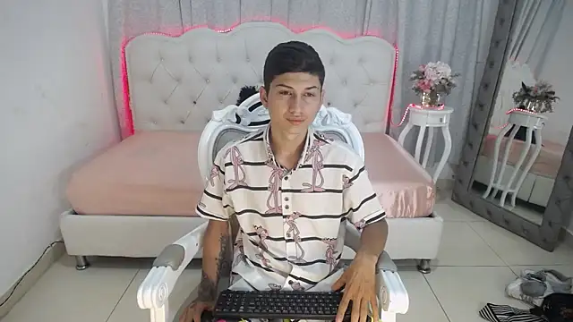 Snapshot of katty_And_alex chatting on February 19, 2025, 6:54 pm katty And alex online show from February 19, 2025, 6:54 pm