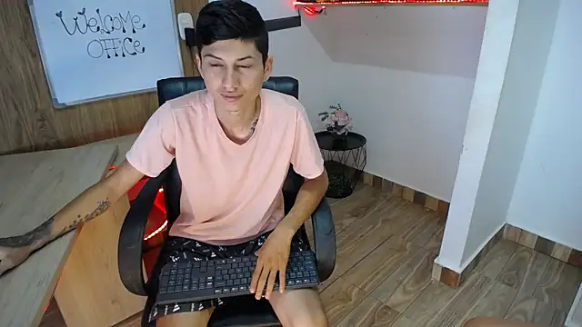 Snapshot of katty_And_alex chatting on February 24, 2025, 9:20 pm katty And alex online show from February 24, 2025, 9:20 pm