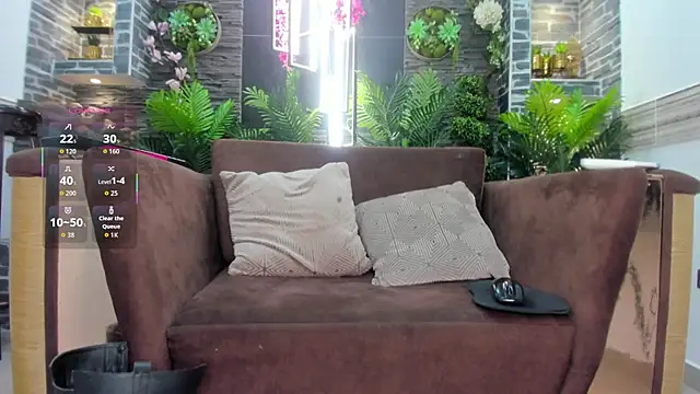 Theravenlux online show from October 19, 2025, 8:20 pm