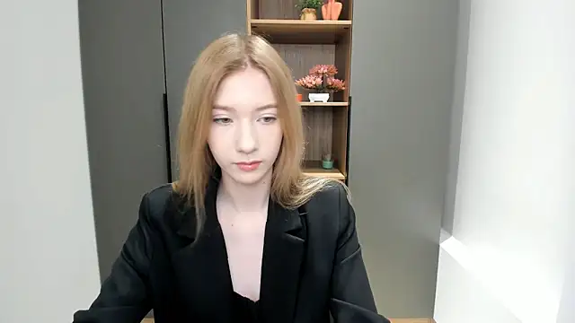 Snapshot of SunnivaCovil chatting on February 24, 2025, 9:53 am SunnivaCovil online show from February 24, 2025, 9:53 am