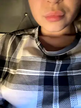 laraaaaaa online show from December 4, 2025, 3:27 am