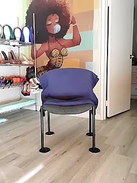 Queenanitadix online show from November 28, 2025, 9:28 pm