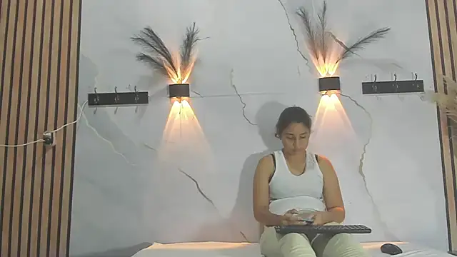 ElizaAndQuisha online show from September 18, 2025, 1:02 pm
