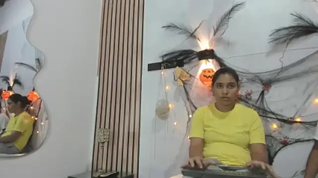 ElizaAndQuisha online show from October 28, 2025, 1:36 pm