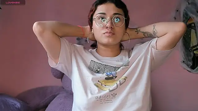 Maddy Jhonsson online show from October 31, 2025, 6:42 pm