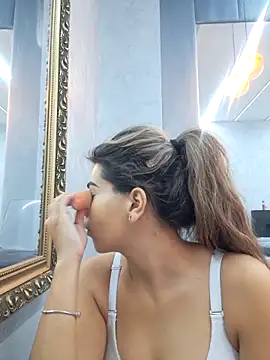 Snapshot of Bella_Posh chatting on October 9, 2025, 5:49 am Bella Posh online show from October 9, 2025, 5:49 am