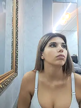 Snapshot of Bella_Posh chatting on October 10, 2025, 5:06 am Bella Posh online show from October 10, 2025, 5:06 am