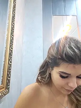 Snapshot of Bella_Posh chatting on October 17, 2025, 4:48 am Bella Posh online show from October 17, 2025, 4:48 am