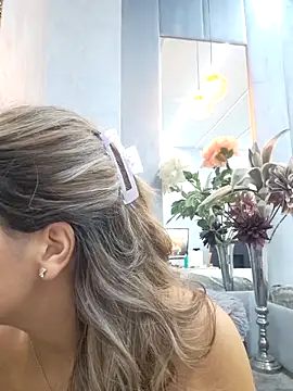 Snapshot of Bella_Posh chatting on October 18, 2025, 5:10 am Bella Posh online show from October 18, 2025, 5:10 am