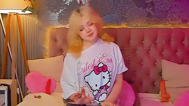 Snapshot of EmilyAngells chatting on April 22, 2026, 6:16 am EmilyAngells online show from April 22, 2026, 6:16 am