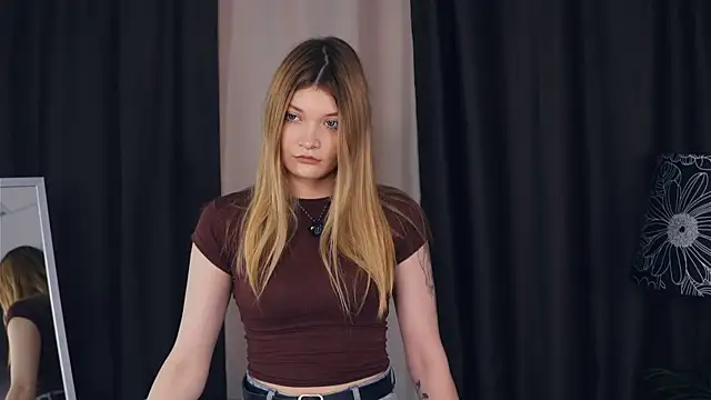 Snapshot of AnnisAtlee chatting on October 4, 2025, 8:23 am AnnisAtlee online show from October 4, 2025, 8:23 am