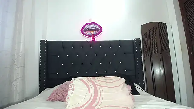 AprilHotty online show from October 28, 2025, 8:22 pm