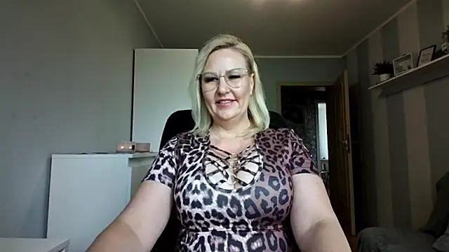 Snapshot of DianaLive chatting on May 11, 2026, 6:19 am DianaLive online show from May 11, 2026, 6:19 am