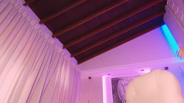 hannah thomson  online show from March 10, 2025, 10:34 pm