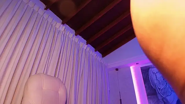 hannah thomson  online show from March 12, 2025, 12:20 am