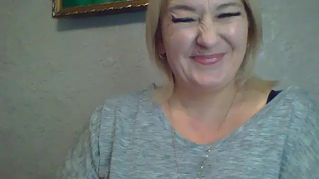 ArielXLoveresss online show from October 16, 2025, 3:02 pm