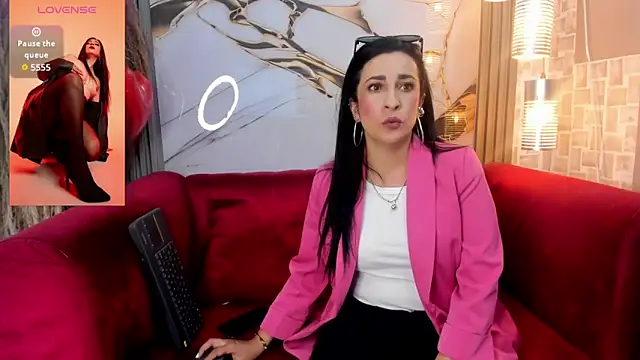 Bella williamss  online show from February 10, 2026, 7:40 pm