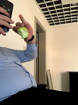 Snapshot of Mike8523 chatting on November 1, 2025, 5:31 am Mike8523 online show from November 1, 2025, 5:31 am