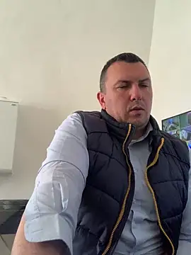 Snapshot of Mike8523 chatting on April 21, 2026, 9:37 am Mike8523 online show from April 21, 2026, 9:37 am