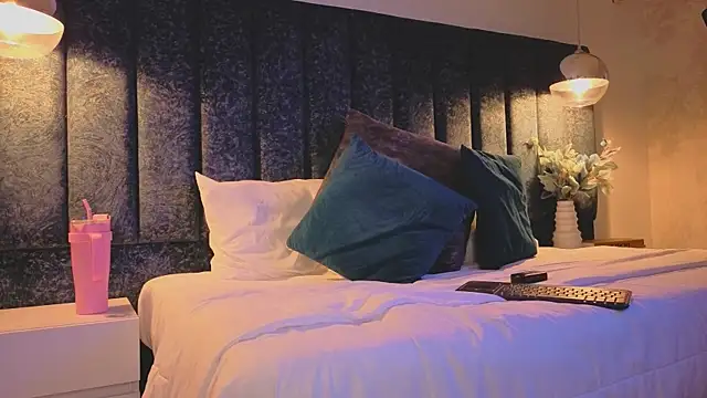 Ariannaa Suarez1 online show from September 24, 2025, 8:01 pm