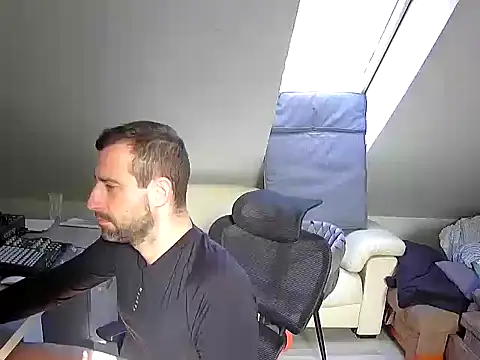 gryzoon online show from October 10, 2025, 12:37 pm