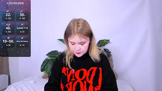 LaseyMoon online show from March 4, 2025, 4:38 am