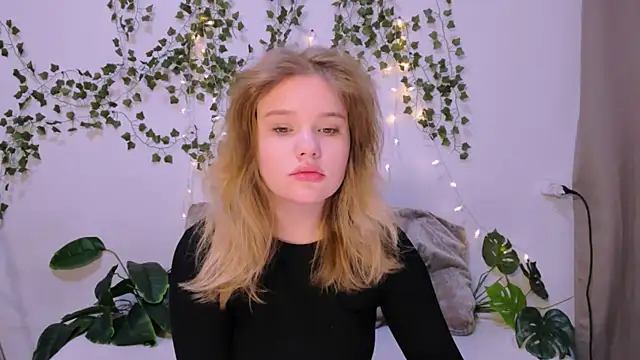 LaseyMoon online show from March 18, 2025, 4:15 am