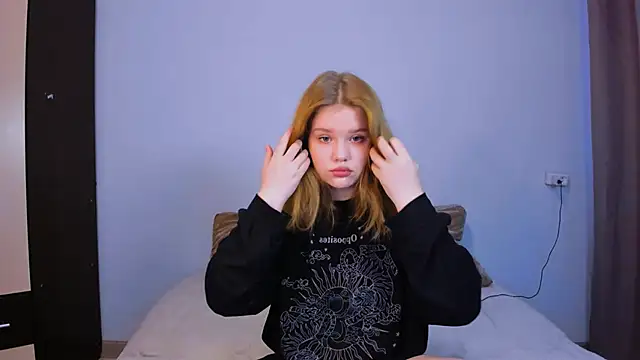 LaseyMoon online show from October 12, 2025, 1:37 am