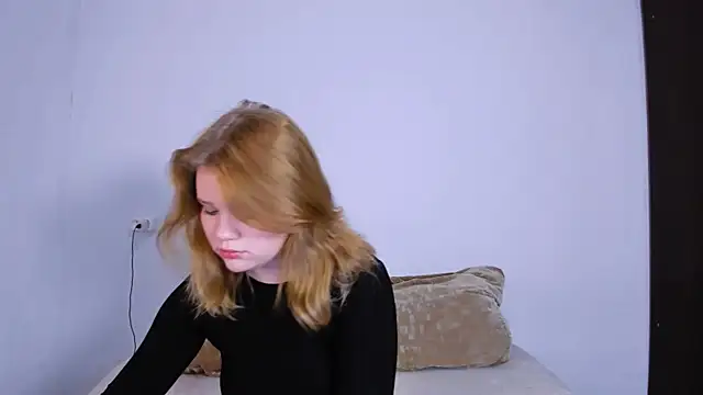 LaseyMoon online show from October 18, 2025, 10:32 pm