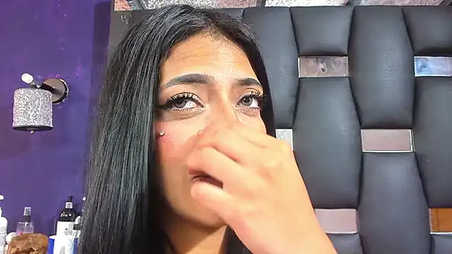 EMYCLARK01 online show from December 4, 2025, 3:32 pm