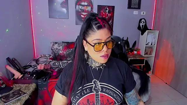 Snapshot of Veronika_metal chatting on December 15, 2025, 4:11 pm Veronika metal online show from December 15, 2025, 4:11 pm