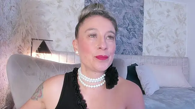 Liannaa  online show from November 6, 2025, 7:48 pm