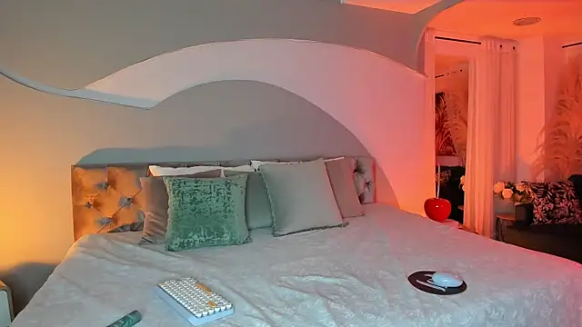 Elizabeth clark  online show from September 25, 2025, 8:01 pm