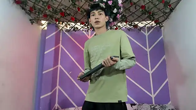 Maxxi hot23 online show from September 13, 2025, 7:24 pm