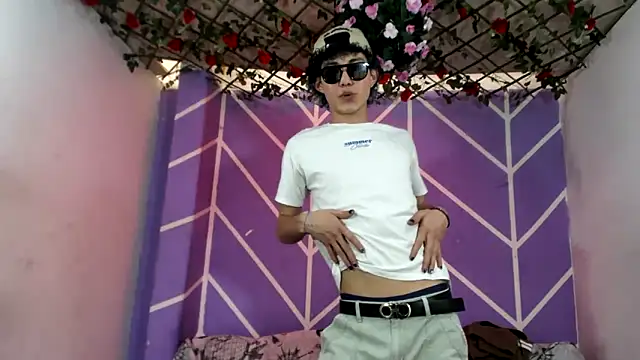 Maxxi hot23 online show from September 19, 2025, 8:09 pm