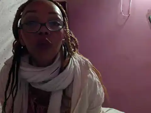 Snapshot of Ladyzee25 chatting on February 3, 2026, 4:32 am Ladyzee25 online show from February 3, 2026, 4:32 am