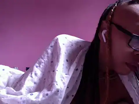 Snapshot of Ladyzee25 chatting on February 24, 2026, 6:39 pm Ladyzee25 online show from February 24, 2026, 6:39 pm