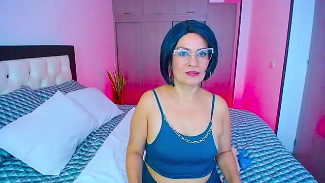 CarolinneFiotti online show from October 2, 2025, 1:51 pm