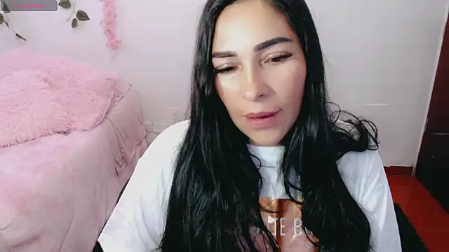 luna lgomez  online show from March 6, 2025, 11:25 am