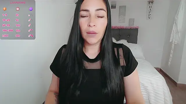 luna lgomez  online show from October 7, 2025, 12:02 pm