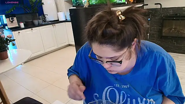 Layla- online show from March 2, 2026, 10:22 am