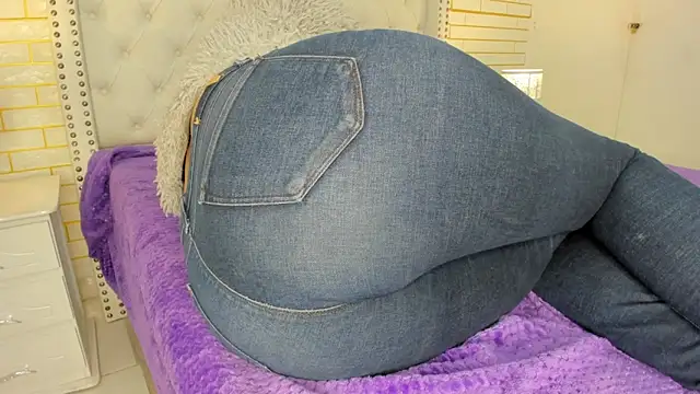 Emilly wilson  online show from November 7, 2025, 11:43 am