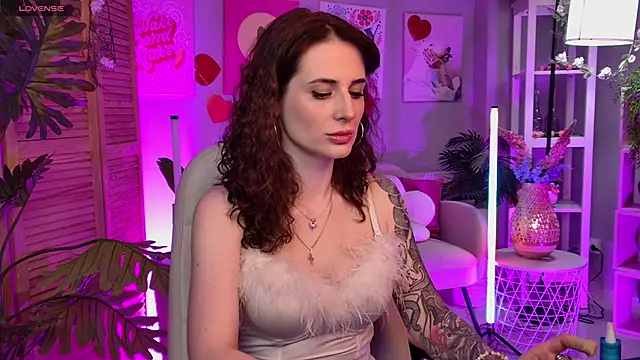 Snapshot of OliviaMcClean chatting on June 17, 2026, 2:40 pm OliviaMcClean online show from June 17, 2026, 2:40 pm