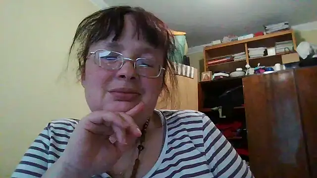 Snapshot of Queen-Elizabeth-25 chatting on March 4, 2025, 3:48 pm Queen-Elizabeth-25 online show from March 4, 2025, 3:48 pm