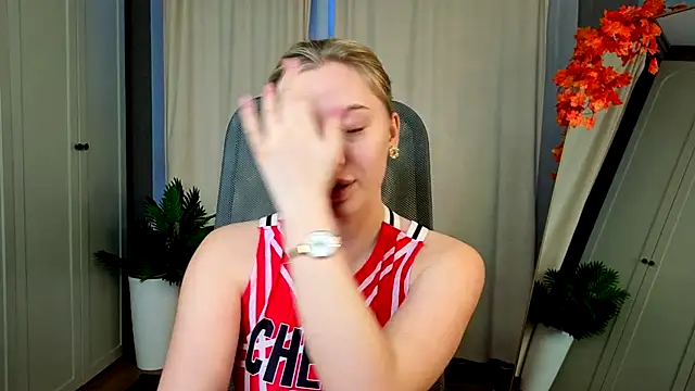 christie luv online show from November 22, 2025, 1:43 pm