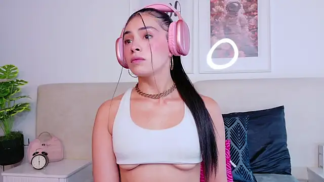 SaritaBratz online show from September 15, 2025, 8:42 pm