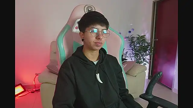 tommy blue online show from October 2, 2025, 1:07 pm