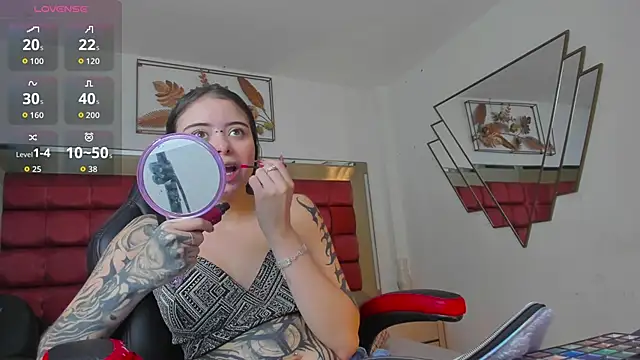 SaskiaGrendel online show from April 13, 2026, 11:21 pm